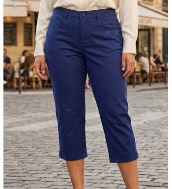 Pantacourt femme bleu marine MAYFLOWER en coton stretch avec broderies et clous argentés sur les poches arrière.
