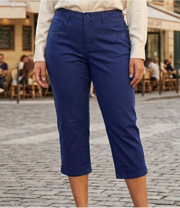 Pantacourt femme bleu marine MAYFLOWER en coton stretch avec broderies et clous argentés sur les poches arrière.