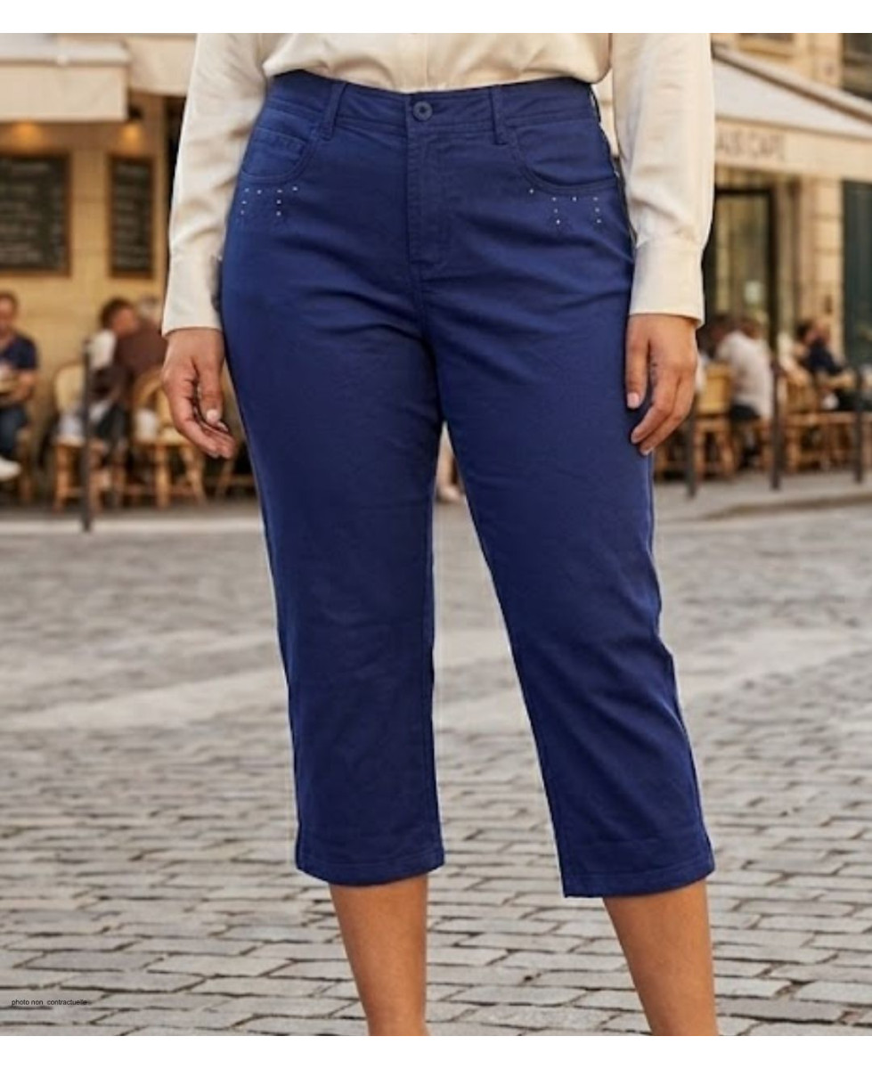 Pantacourt femme bleu marine MAYFLOWER en coton stretch avec broderies et clous argentés sur les poches arrière.