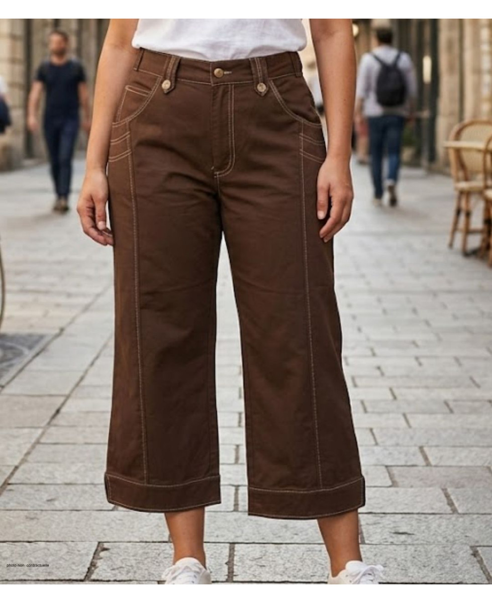 Pantacourt femme en tissu extensible AXONE modèle SH1161M coloris marron avec 5 poches