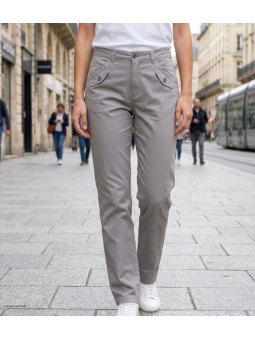 Pantalon extensible Mayflower modèle SE1087 coloris gris perle avec poches apparentes.