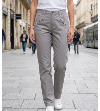 Pantalon extensible Mayflower modèle SE1087 coloris gris perle avec poches apparentes.