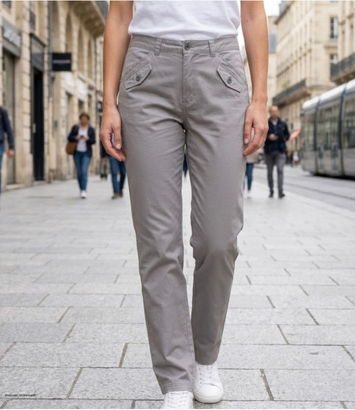 Pantalon extensible Mayflower modèle SE1087 coloris gris perle avec poches apparentes.