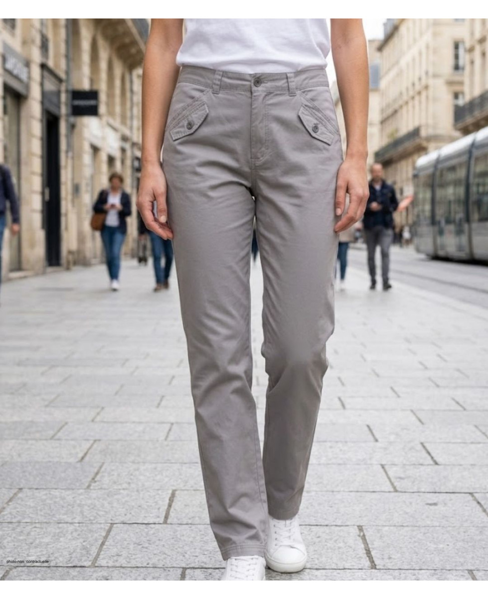 Pantalon extensible Mayflower modèle SE1087 coloris gris perle avec poches apparentes.