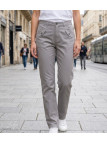 Pantalon extensible Mayflower modèle SE1087 coloris gris perle avec poches apparentes.
