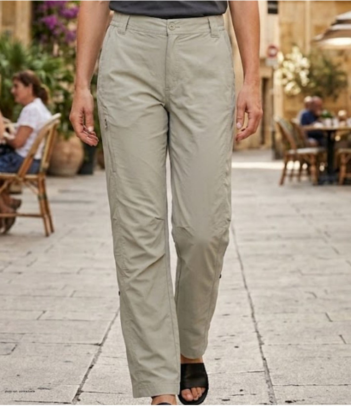 Pantalon réglable Ogalo modèle 111183U002 beige en toile de nylon légère.