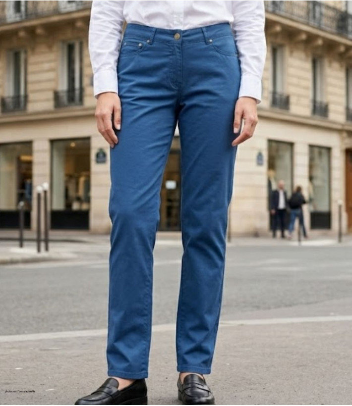 Pantalon ajusté en toile stretch MAYFLOWER modèle FLORA3 coloris bleu indigo pour femme.