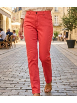 Pantalon femme ultra-stretch MAYFLOWER modèle PANTF3002A coloris corail coupe ajustée.
