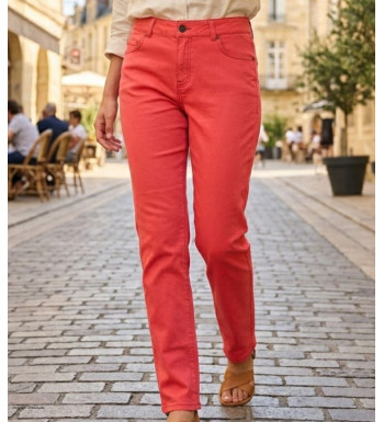 Pantalon femme ultra-stretch MAYFLOWER modèle PANTF3002A coloris corail coupe ajustée.