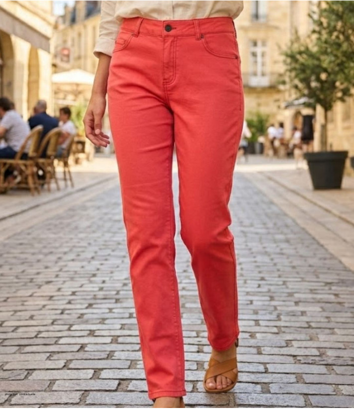 Pantalon femme ultra-stretch MAYFLOWER modèle PANTF3002A coloris corail coupe ajustée.