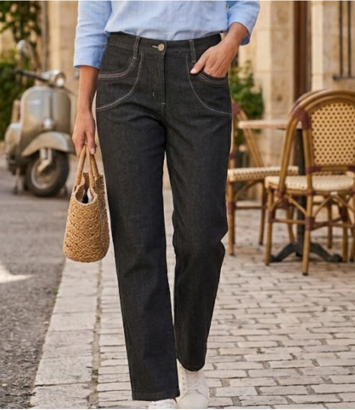 Pantalon extensible pour femme MAYFLOWER modèle SE1111J coloris bleu denim avec surpiqûres.