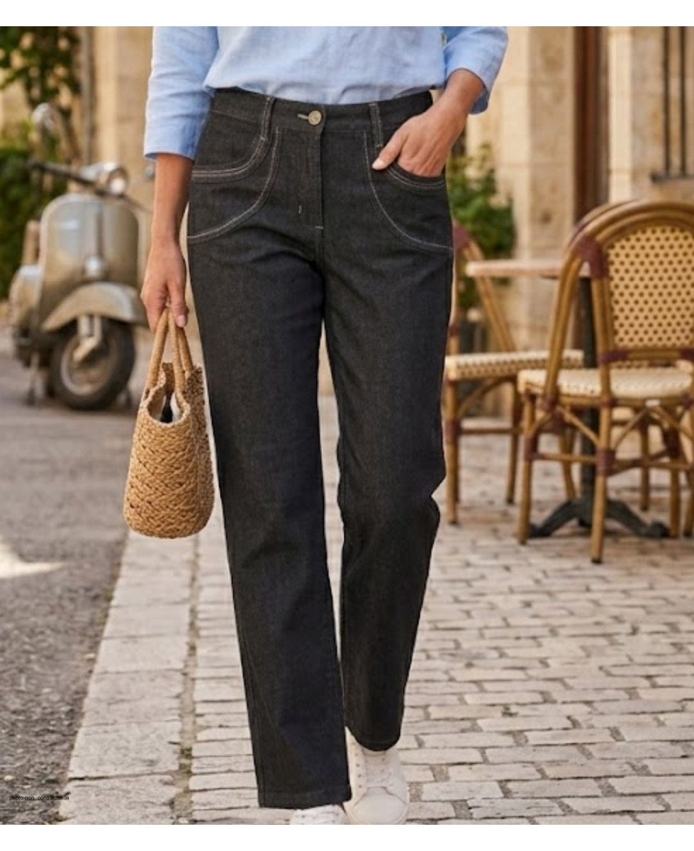 Pantalon extensible pour femme MAYFLOWER modèle SE1111J coloris bleu denim avec surpiqûres.