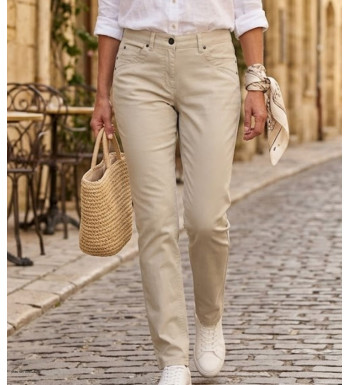 Pantalon femme MAYFLOWER modèle VICTORIA1 coloris beige avec broderies décoratives sur les poches.