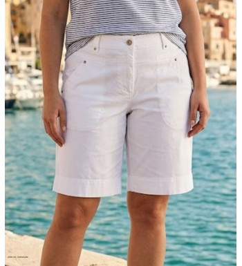 Bermuda blanc femme en coton et polyester modèle ARI1 de la marque Axone avec deux poches latérales.