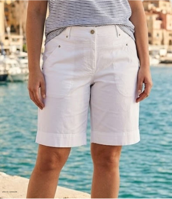Bermuda blanc femme en coton et polyester modèle ARI1 de la marque Axone avec deux poches latérales.