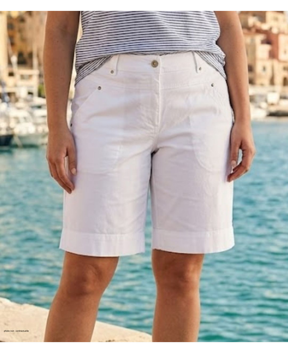 Bermuda blanc femme en coton et polyester modèle ARI1 de la marque Axone avec deux poches latérales.