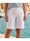 Bermuda blanc femme en coton et polyester modèle ARI1 de la marque Axone avec deux poches latérales.