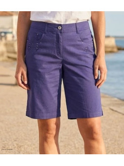 Bermuda femme bleu marine marque Mayflower en coton stretch avec poches arrière brodées et clous argentés.