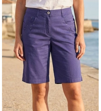 Bermuda femme bleu marine marque Mayflower en coton stretch avec poches arrière brodées et clous argentés.