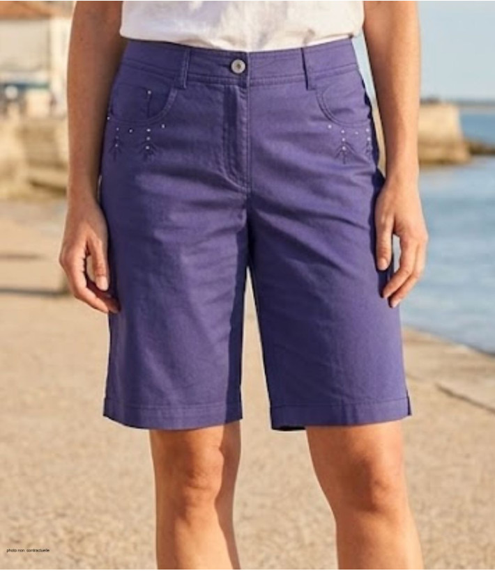 Bermuda femme bleu marine marque Mayflower en coton stretch avec poches arrière brodées et clous argentés.