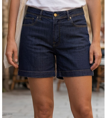 Short en jean bleu pour femme marque Mayflower modèle SE0074 avec 5 poches et revers au bas des jambes.