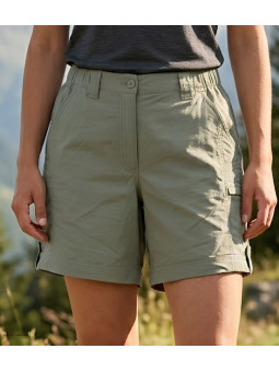 Short multi-poches pour femme de la marque OGALO modèle SE1181 de couleur kaki clair présenté de face