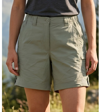 Short multi-poches pour femme de la marque OGALO modèle SE1181 de couleur kaki clair présenté de face