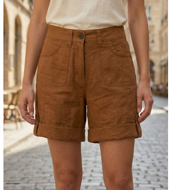 Short pour femme en lin et coton camel de la marque MAYFLOWER modèle BOCCAC avec poches plaquées et revers boutonnés aux cuisses