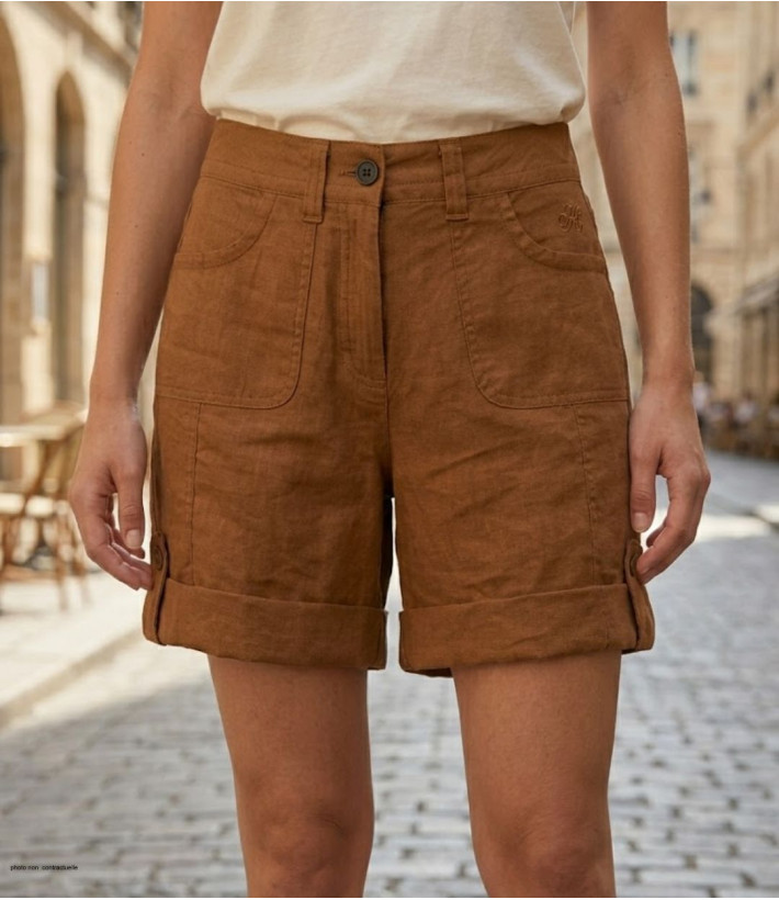 Short pour femme en lin et coton camel de la marque MAYFLOWER modèle BOCCAC avec poches plaquées et revers boutonnés aux cuisses