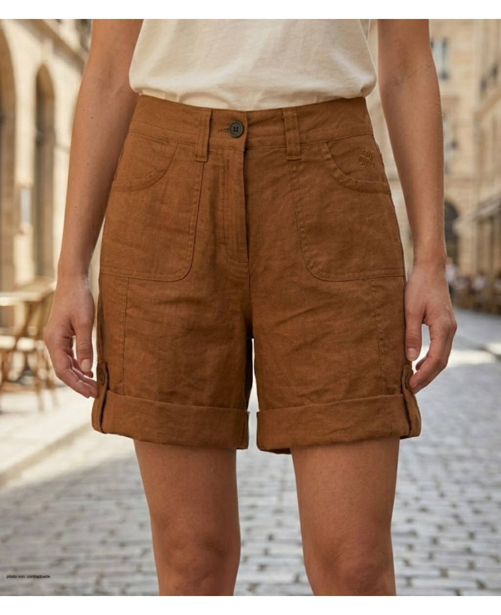 Short pour femme en lin et coton camel de la marque MAYFLOWER modèle BOCCAC avec poches plaquées et revers boutonnés aux cuisses