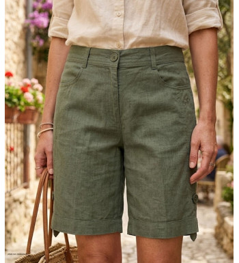 Short pour femme en lin vert olive de la marque MAYFLOWER modèle MIGUEL1 avec quatre poches et revers ajustables sur les cuisses