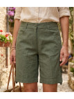 Short pour femme en lin vert olive de la marque MAYFLOWER modèle MIGUEL1 avec quatre poches et revers ajustables sur les cuisses