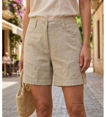 Short détente pour femme en pur lin beige de la marque MAYFLOWER modèle MINDY1 avec poches et longueur réglable.