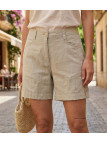 Short détente pour femme en pur lin beige de la marque MAYFLOWER modèle MINDY1 avec poches et longueur réglable.
