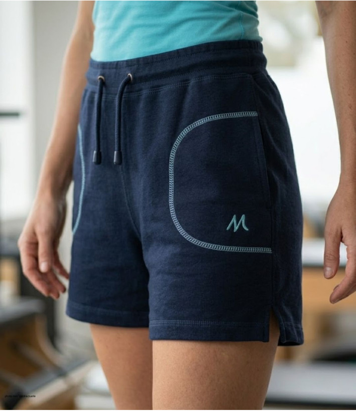 Short de sport en molleton pour femme de marque MAYFLOWER modèle SE9039M coloris bleu marine porté de face