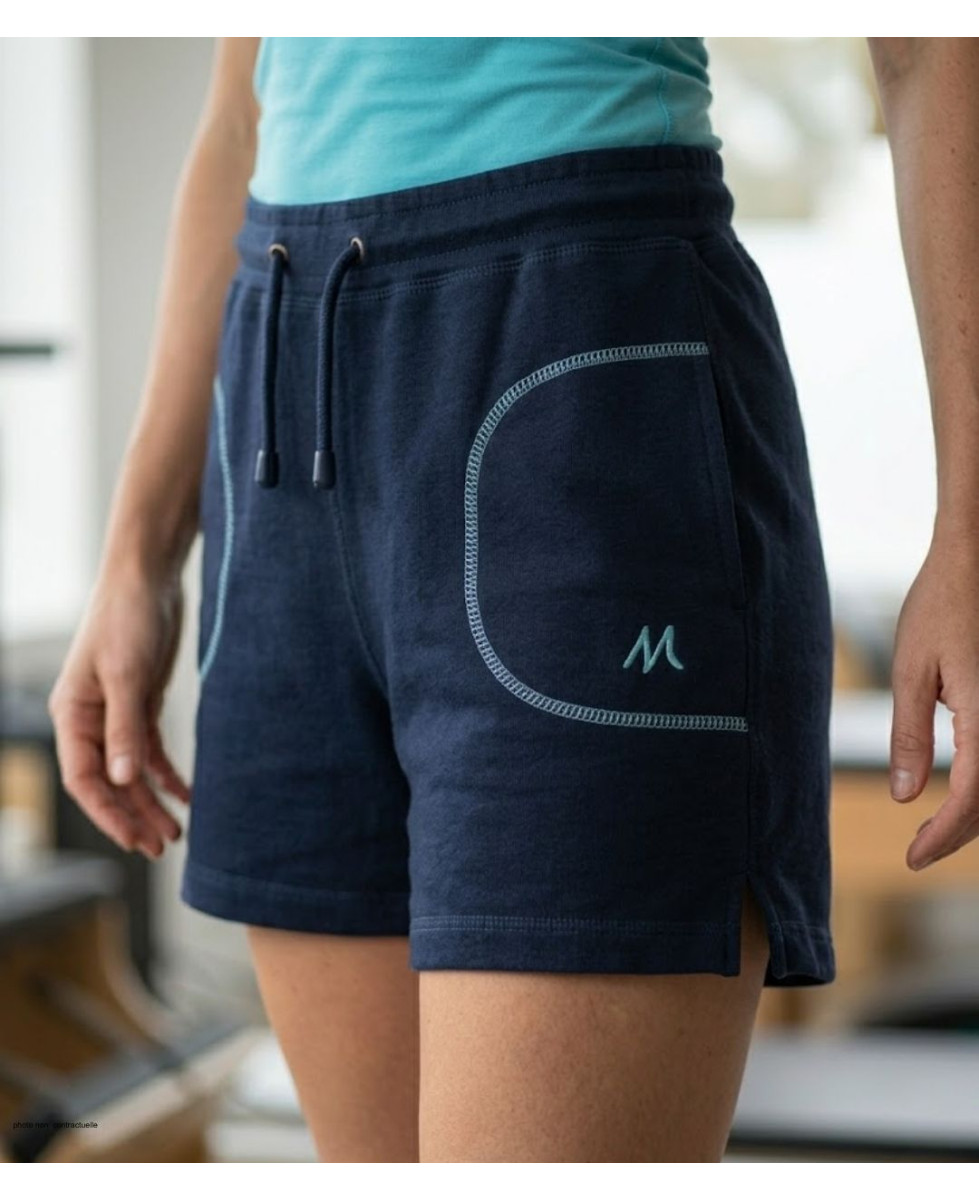Short de sport en molleton pour femme de marque MAYFLOWER modèle SE9039M coloris bleu marine porté de face