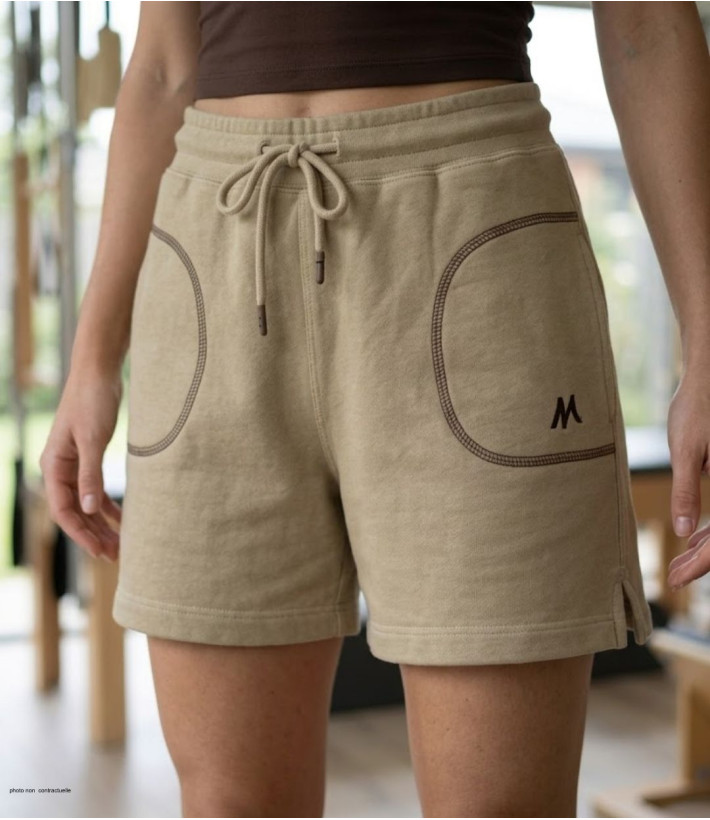 Short de sport en molleton léger pour femme de marque MAYFLOWER modèle SE9039S coloris beige sable posé à plat