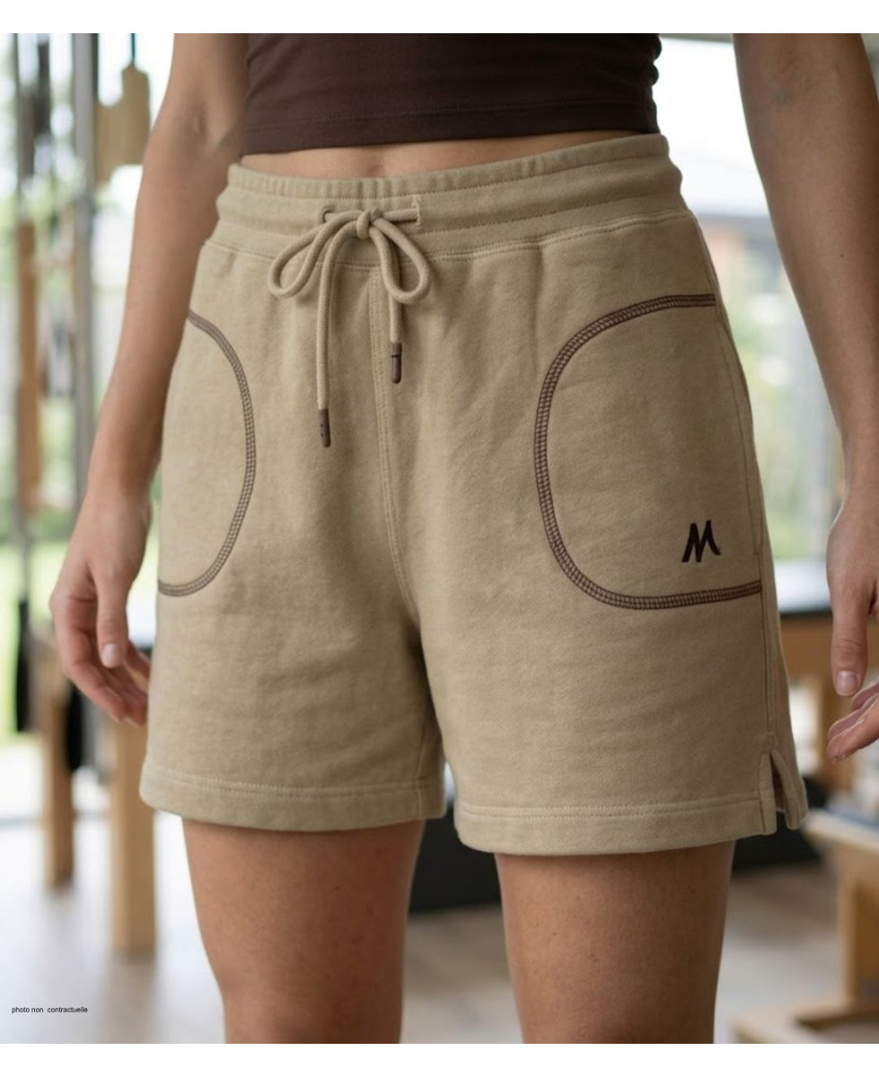 Short de sport en molleton léger pour femme de marque MAYFLOWER modèle SE9039S coloris beige sable posé à plat