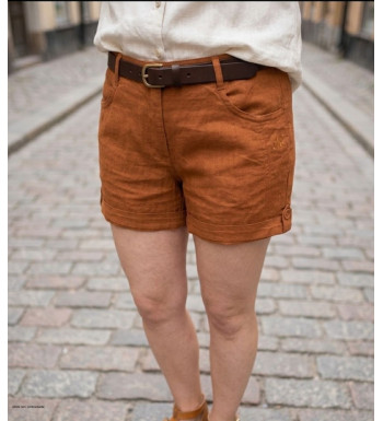 Short de détente en lin et coton pour femme de marque MAYFLOWER modèle T1102A coloris orange avec revers ajustable de face