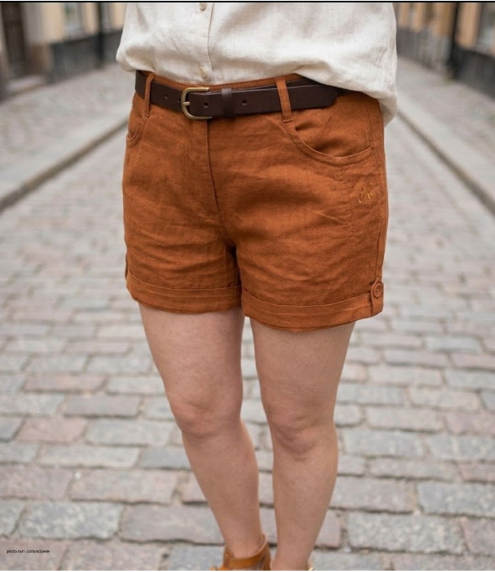 Short de détente en lin et coton pour femme de marque MAYFLOWER modèle T1102A coloris orange avec revers ajustable de face