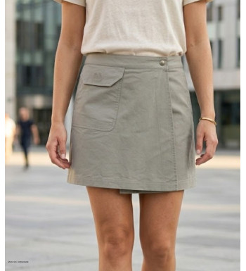 Jupe-short kaki clair pour femme en coton stretch de marque MAYFLOWER modèle MARILOU2 avec poches.