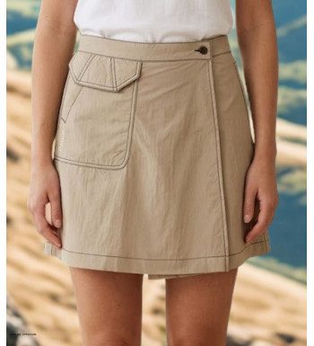Jupe-short de randonnée beige pour femme de la marque MAYFLOWER modèle SOUDAN en tissu nylon technique avec poche à rabat.