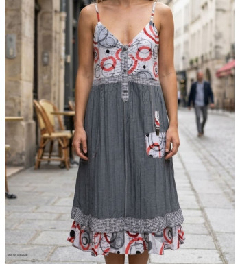 Robe en dentelle pour femme de la marque MAYFLOWER modèle ALIAN de couleur grise avec fines bretelles et boutons décoratifs.
