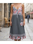 Robe en dentelle pour femme de la marque MAYFLOWER modèle ALIAN de couleur grise avec fines bretelles et boutons décoratifs.