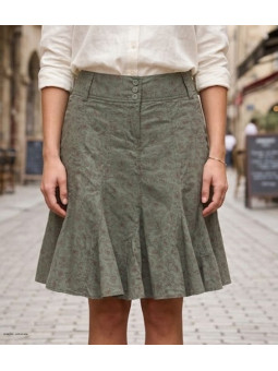 Jupe plissée fleurie pour femme de la marque MAYFLOWER modèle 011091U001 de couleur vert kaki en coton avec trois boutons.