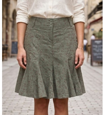Jupe plissée fleurie pour femme de la marque MAYFLOWER modèle 011091U001 de couleur vert kaki en coton avec trois boutons.