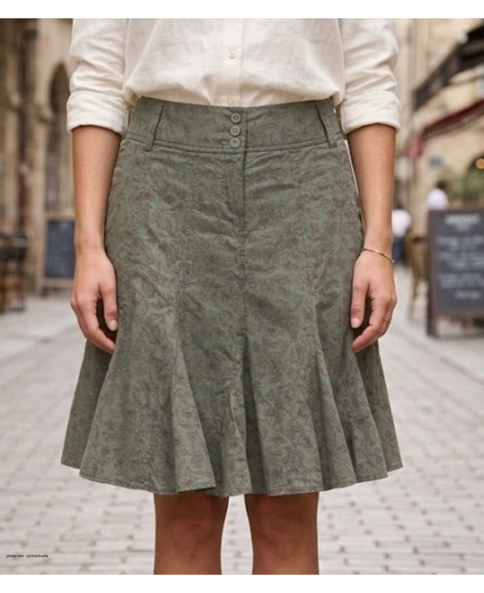 Jupe plissée fleurie pour femme de la marque MAYFLOWER modèle 011091U001 de couleur vert kaki en coton avec trois boutons.