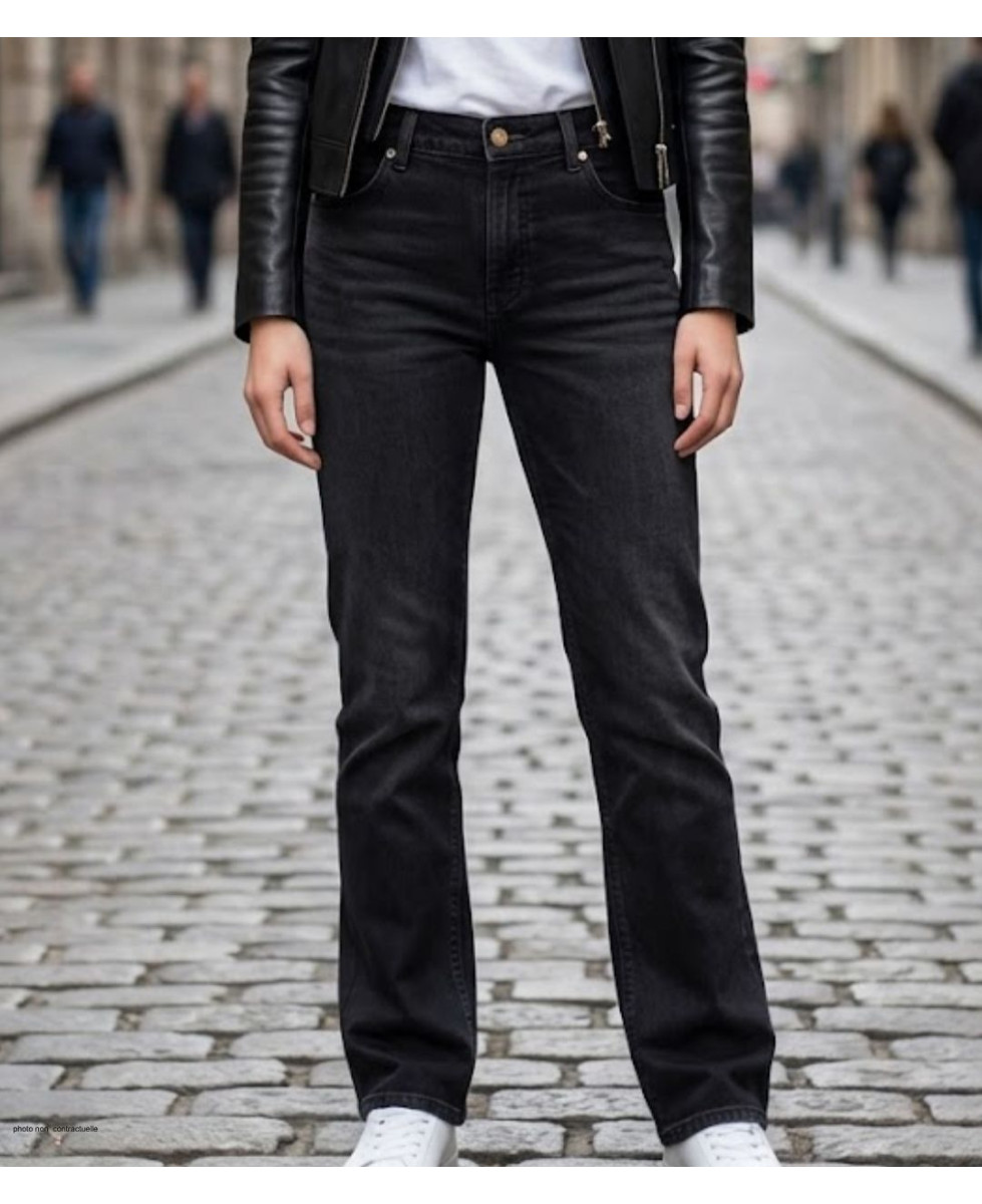 Jean en tissu extensible noir pour femme de la marque MAYFLOWER modèle OUDA en toile denim stretch à 5 poches.
