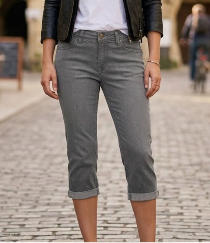 Pantacourt pour femme de la marque MAYFLOWER modèle 110076U001 de couleur gris double stone en jean stretch à 5 poches.