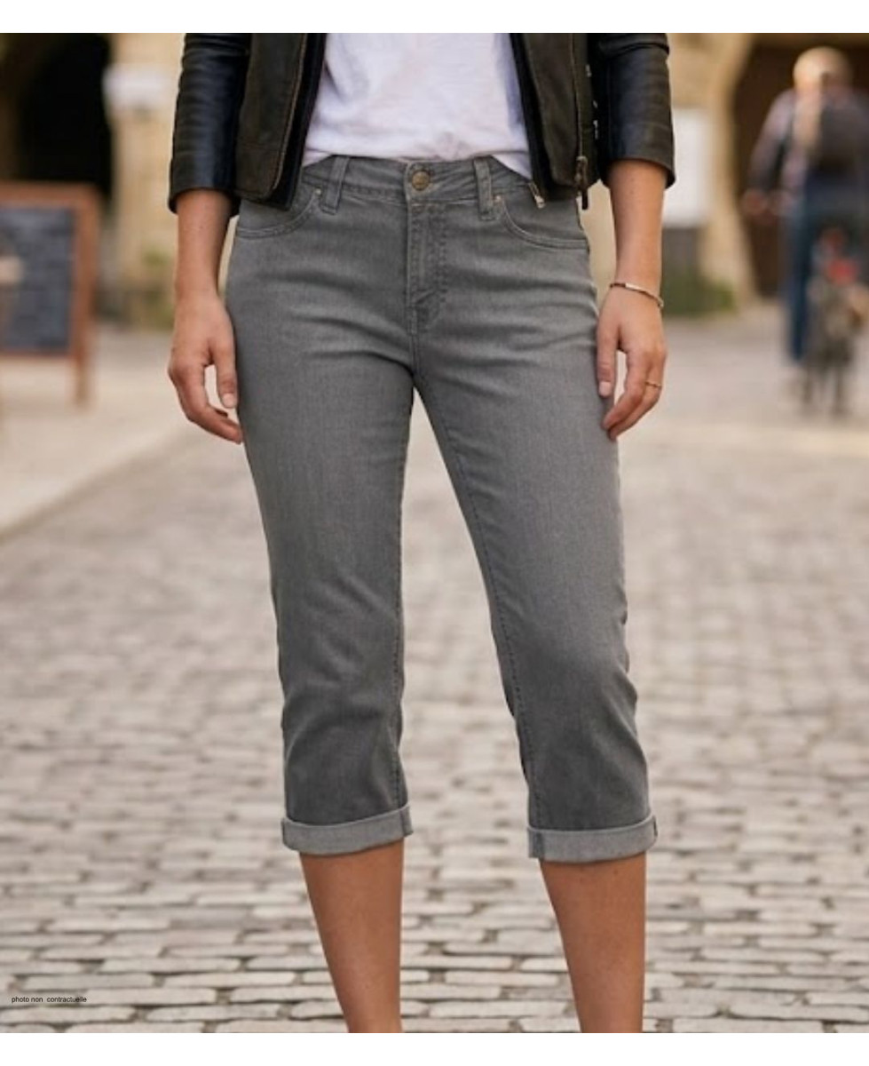 Pantacourt pour femme de la marque MAYFLOWER modèle 110076U001 de couleur gris double stone en jean stretch à 5 poches.